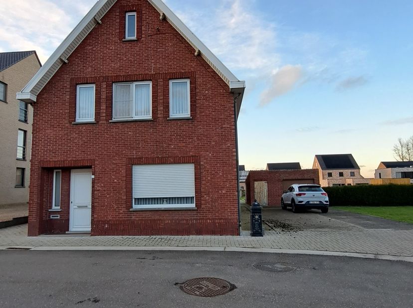 De breedte van de grond is 32m. Er is mogelijkheid tot verkaveling in 2 open bouwplaatsen. &lt;br /&gt;
Contacteer ons voor verdere vrijblijvende informatie